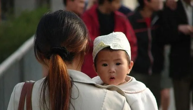 Población de China se reduce y gobierno llama a tener más hijos