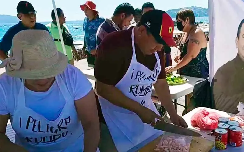 David Jiménez Rumbo ofrece ceviche gratis en Playa Papagayo de Acapulco