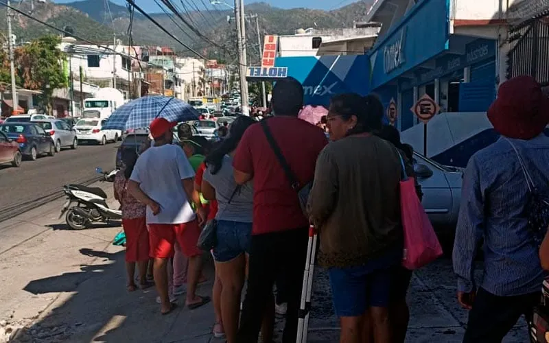 Cazadespensas y hasta cupones clonados complican reparto de ayuda en Acapulco