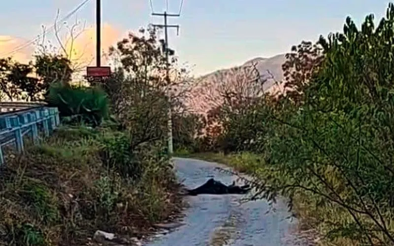 Dejan dos cuerpos embolsados sobre camino de terracería en Chilpancingo