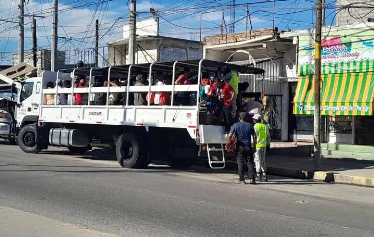 Usan vehículos de la GN como transporte público en Acapulco