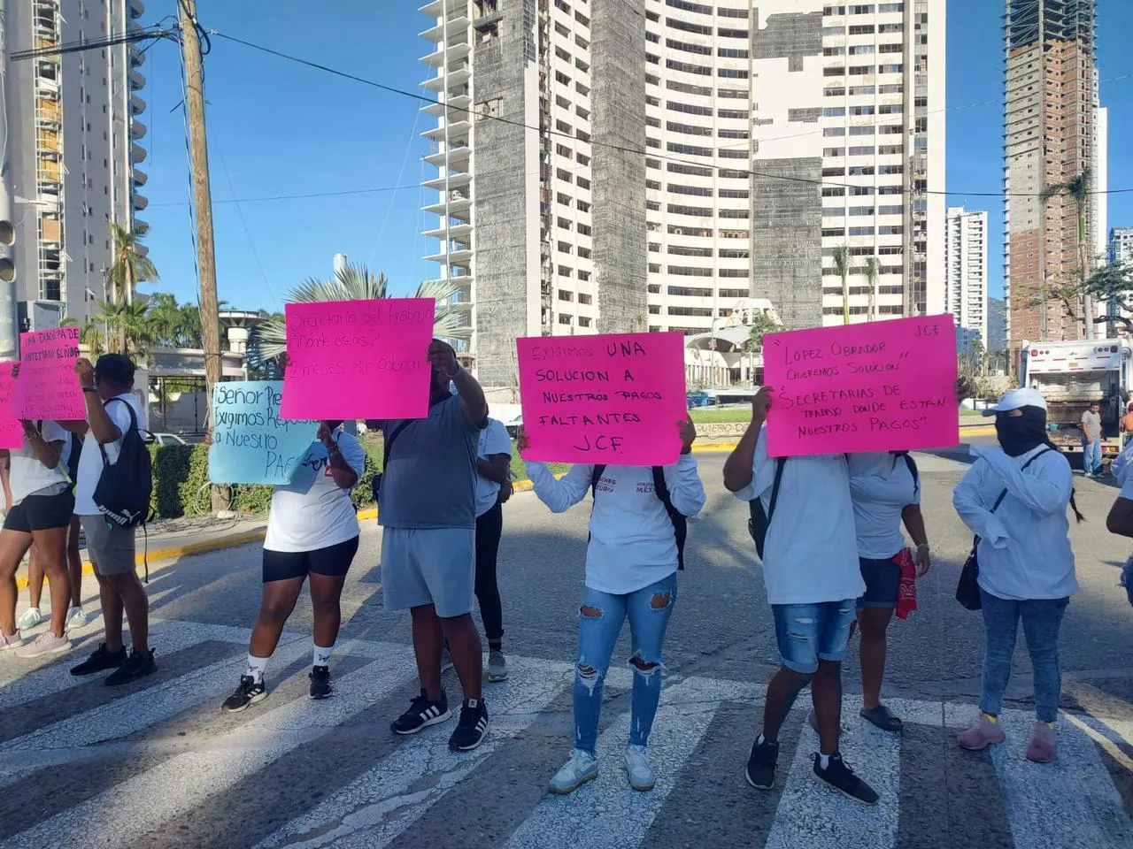 Bloquean Jóvenes Construyendo el Futuro la Costera de Acapulco