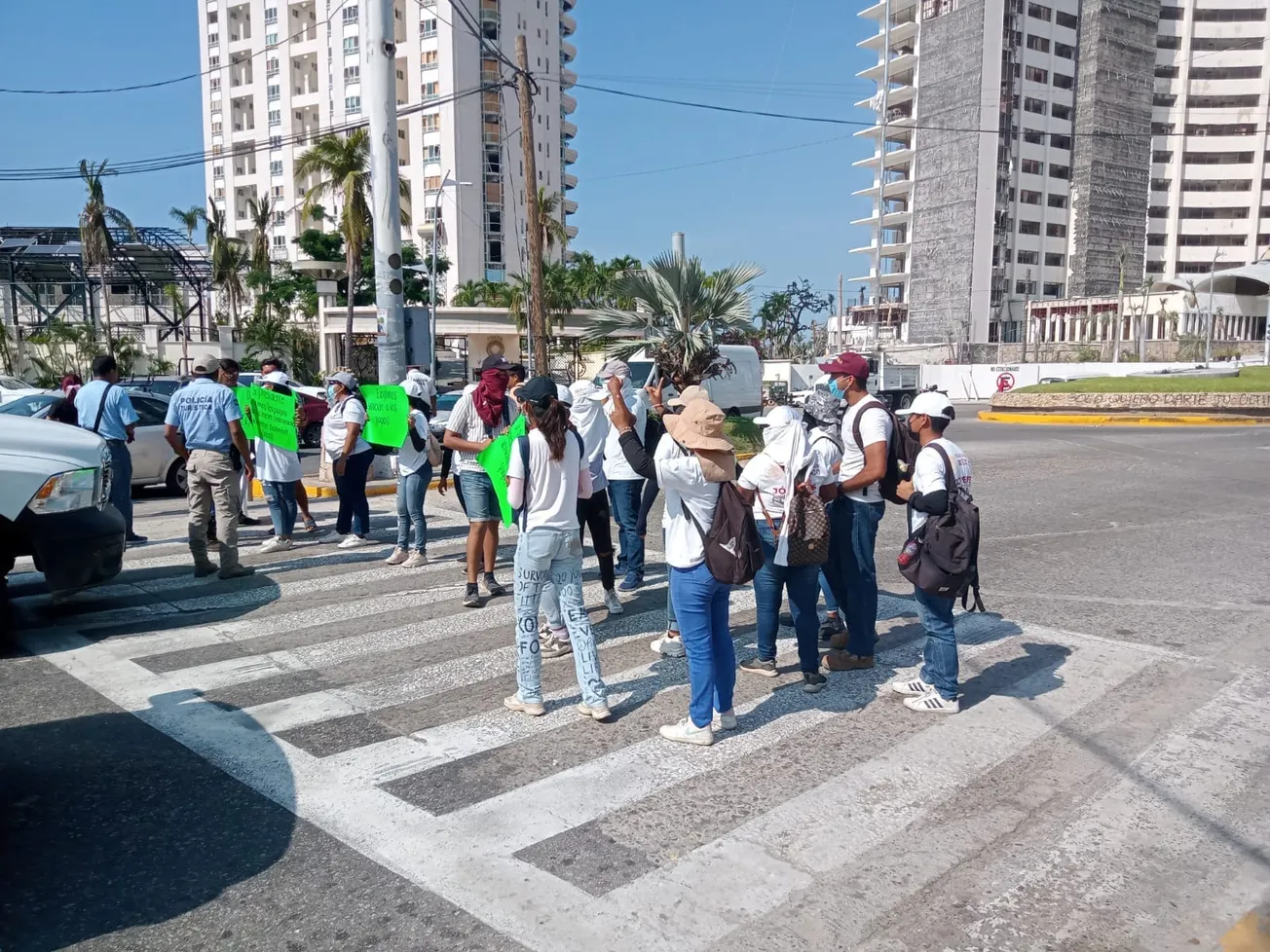 Bloquean Jóvenes Construyendo el Futuro la Base de Acapulco
