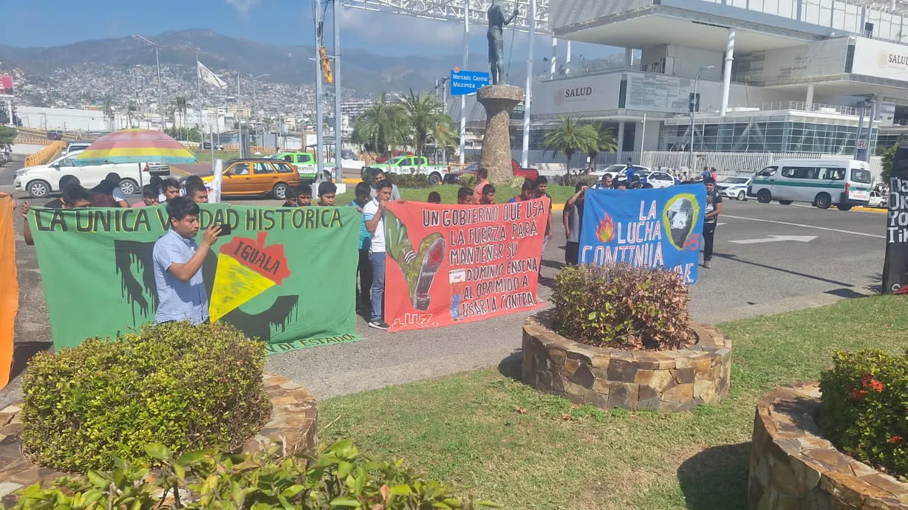 Normalistas piden a AMLO resolver caso de los 43 antes de acabar su sexenio