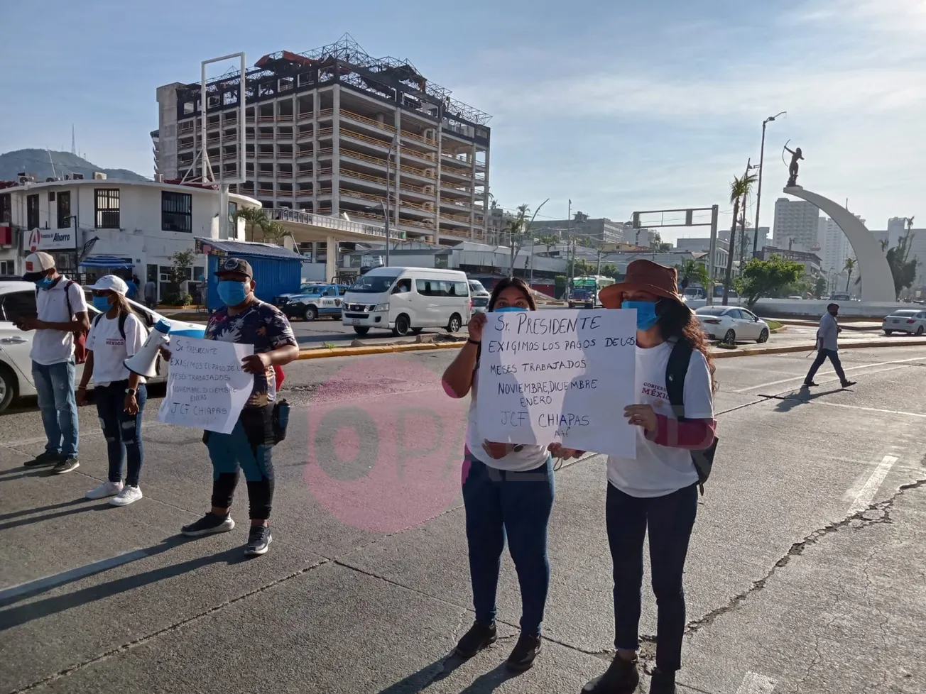 Bloquean la Diana jóvenes que ayudaron a la limpieza de Acapulco; exigen pagos