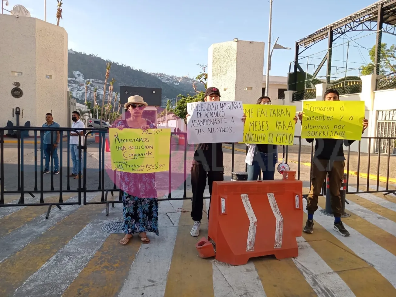 Protestan comerciantes y opositores al hospital del ISSSTE en mañanera de AMLO en la Base Naval