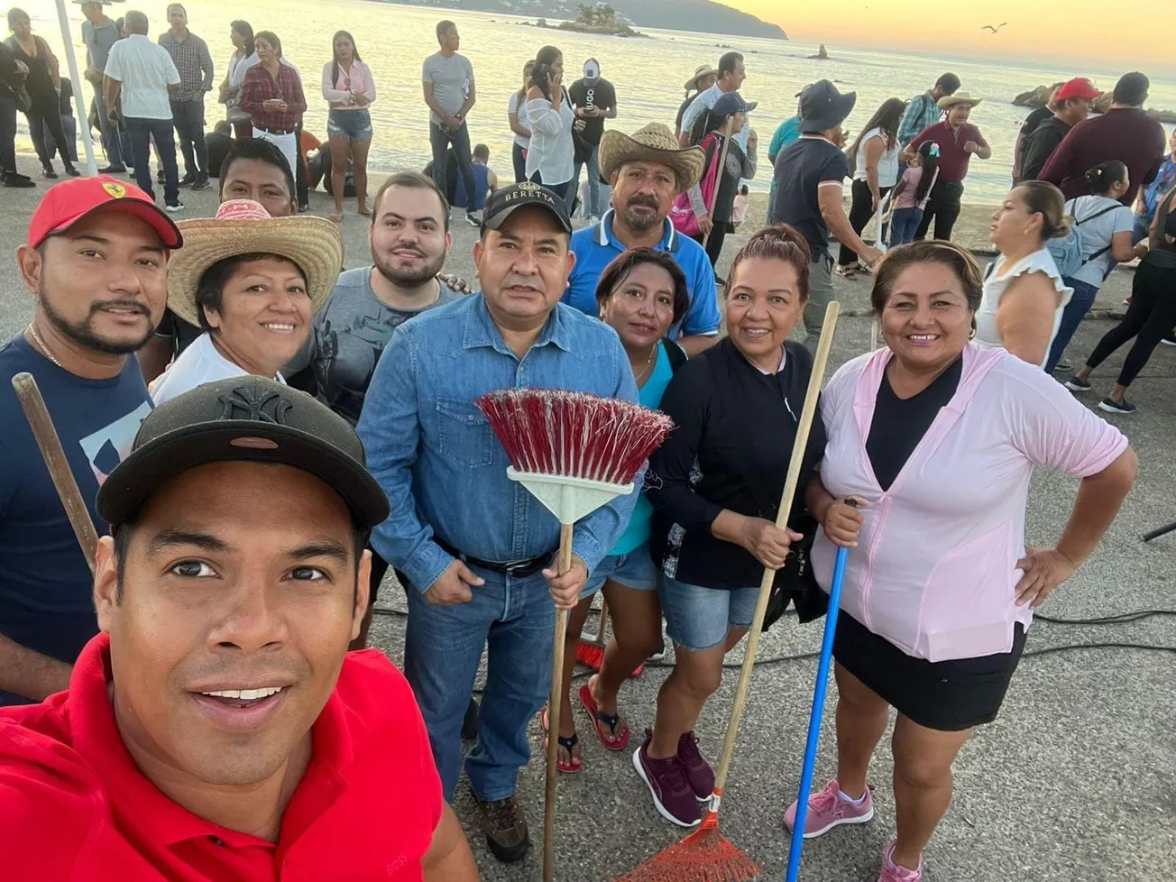 Acompaña David Jiménez Rumbo a Félix Salgado en brigada de limpieza de playas