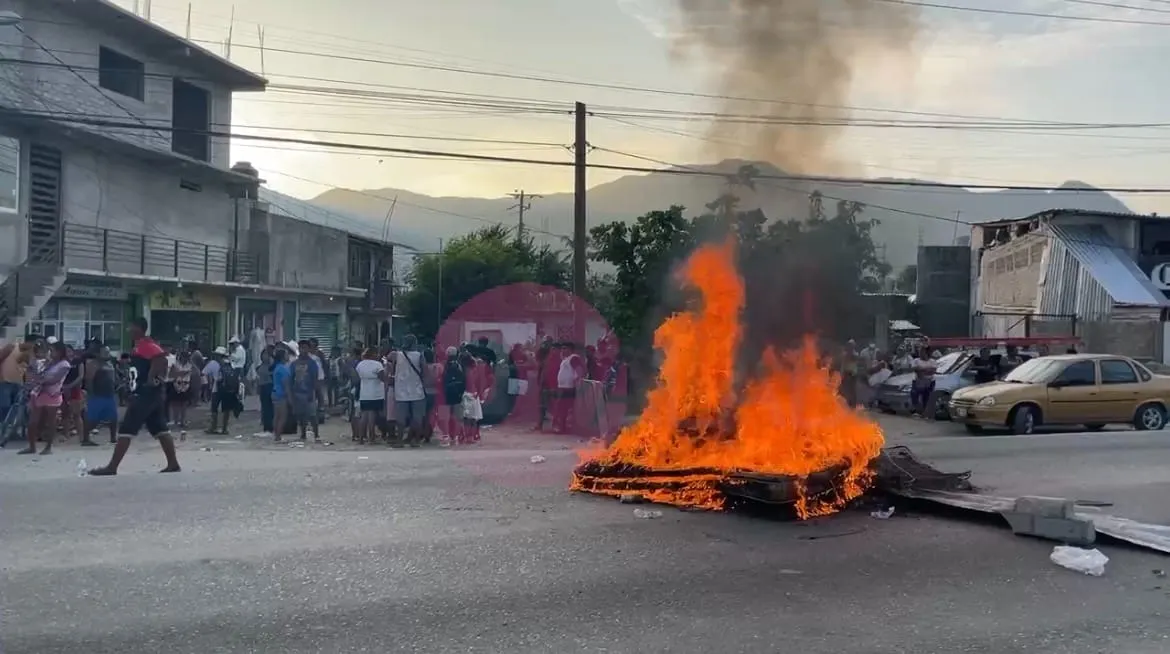 Bloquean en El Cayaco por muerte de un joven presuntamente en manos de la policía de Guerrero