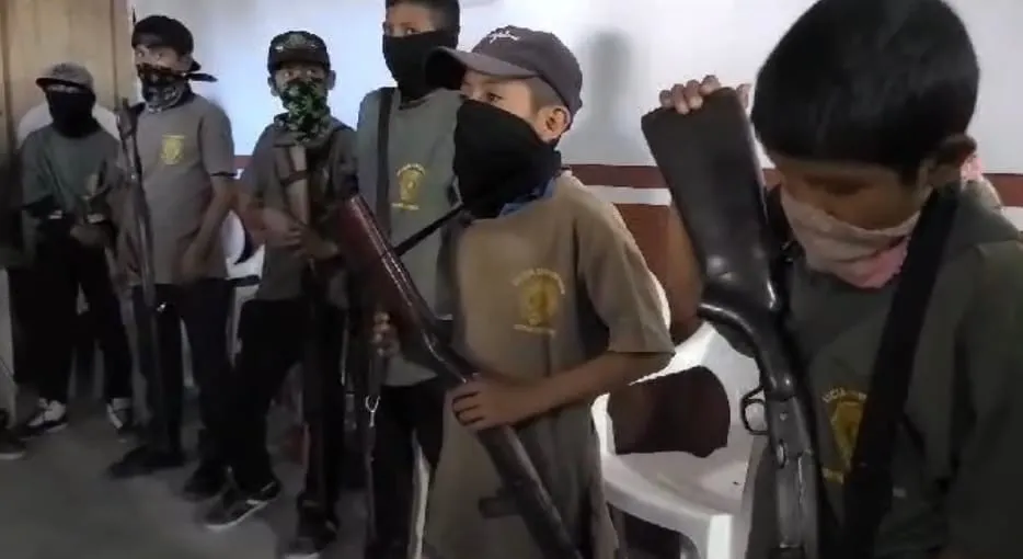 Fiscalía de Guerrero inicia investigación por armar a niñas y niños en Ayahualtempa