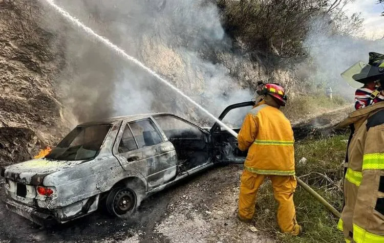 Armados incendian taxi en Lomas de Ocotepec de Chilpancingo