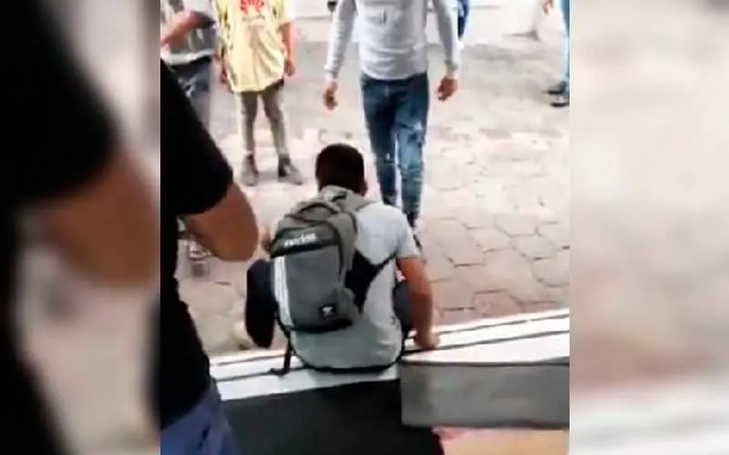 VIDEO: Golpean a presunto ladrón en Plaza de la Tecnología de Cuernavaca