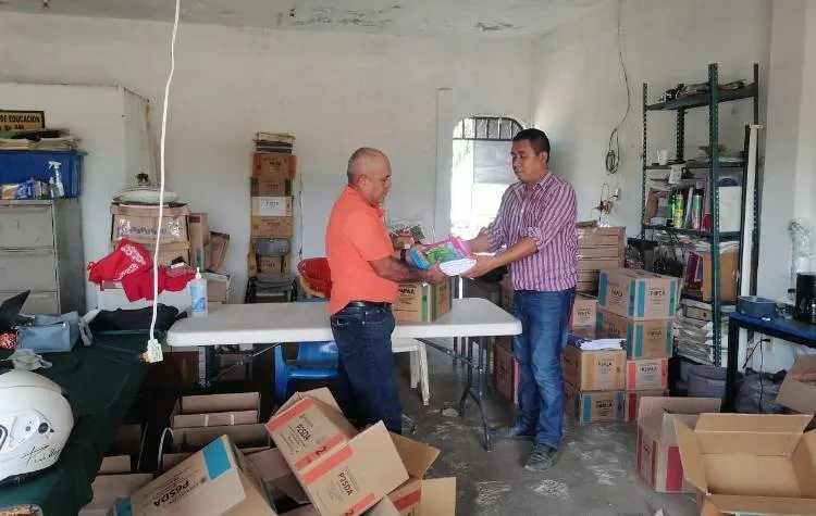 Entregan 894 mil libros de texto en Guerrero tras huracán Otis