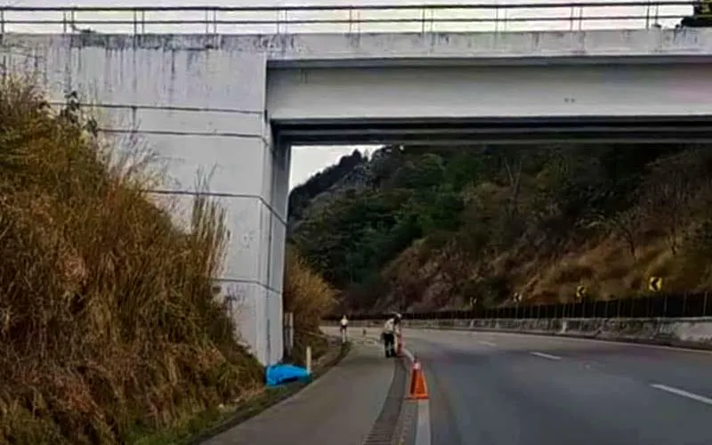 Abandonan cuatro cuerpos sin vida sobre la Autopista del Sol de Guerrero