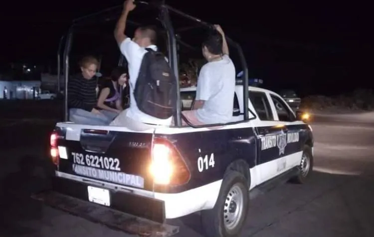 En Taxco, usan patrullas como transporte público ante suspensión