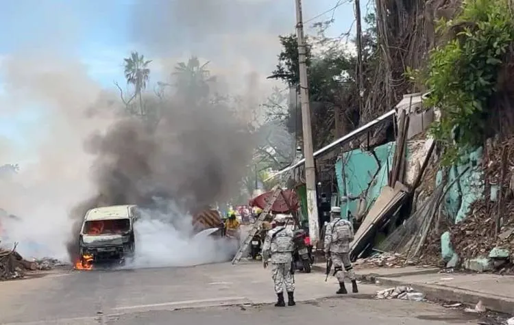 Armados incendian una Urvan en Caleta de Acapulco