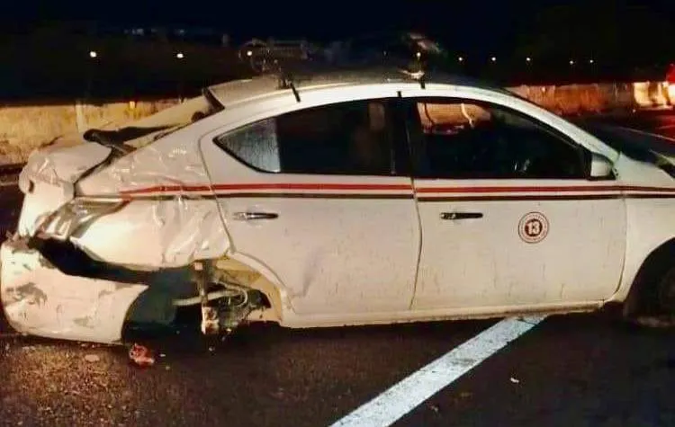Volcadura de taxi en Zumpango deja una mujer muerta