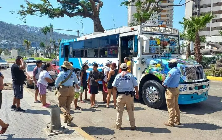 Lo cachan con arma de fuego en un urbano de Acapulco