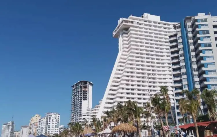 Espacios públicos de Acapulco, en el olvido tras impacto de Otis