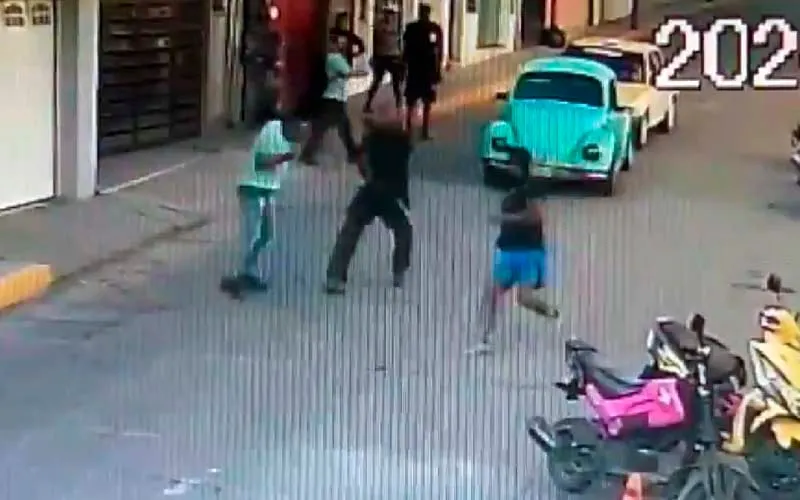 A machetazos, cortan mano a agente de la GN en Oaxaca