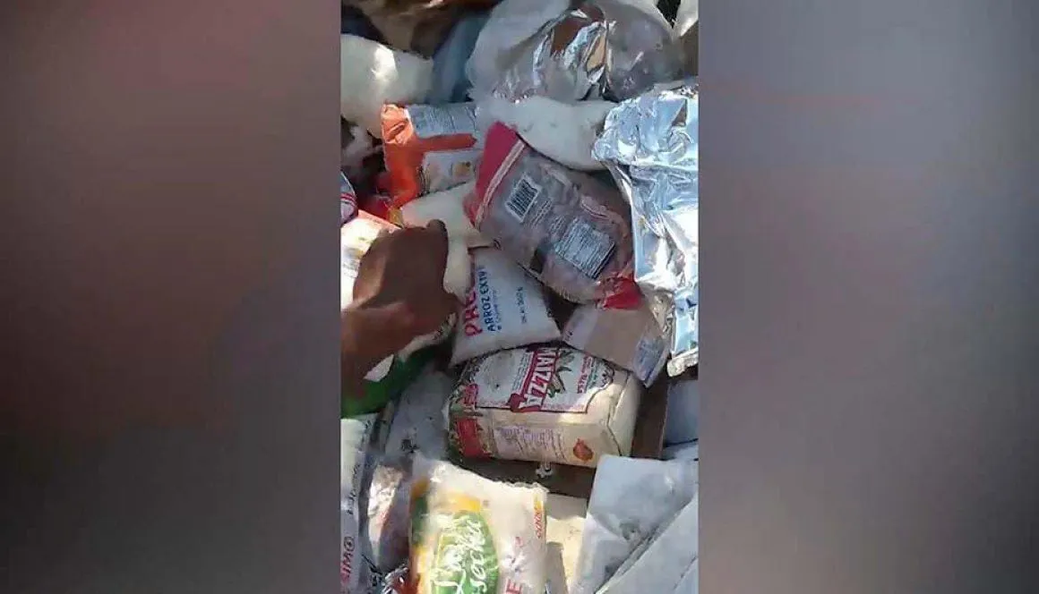 ‘Caza despensas’ de Acapulco tiran productos a la basura, denuncian