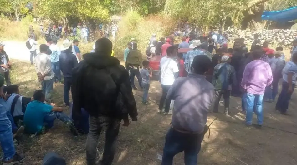 Retienen pobladores a militares en Tlacotepec; exigen seguridad para sus pueblos