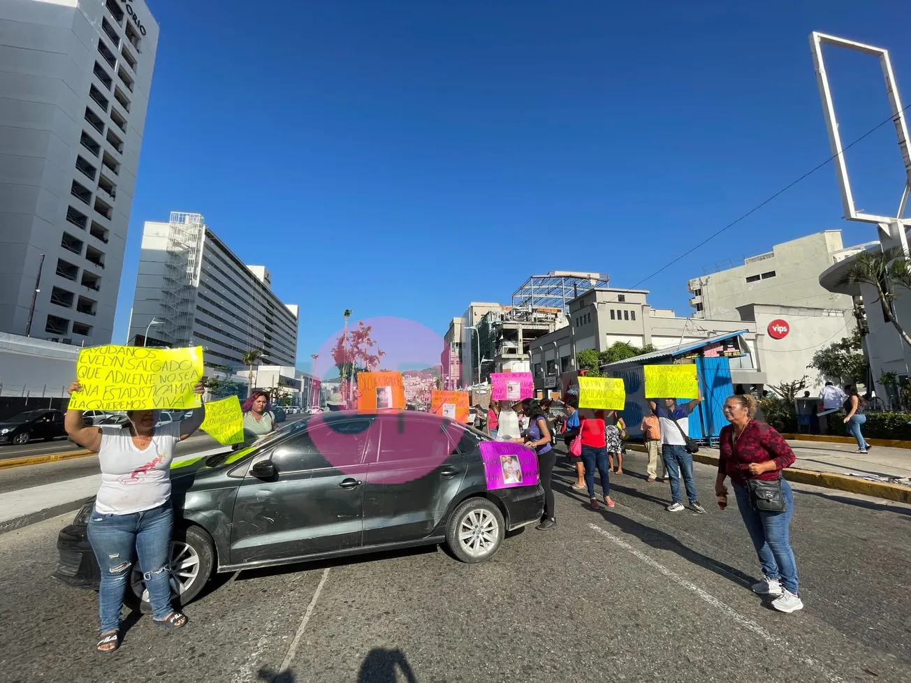 Bloquean la Costera por menor con discapacidad desaparecida en Acapulco