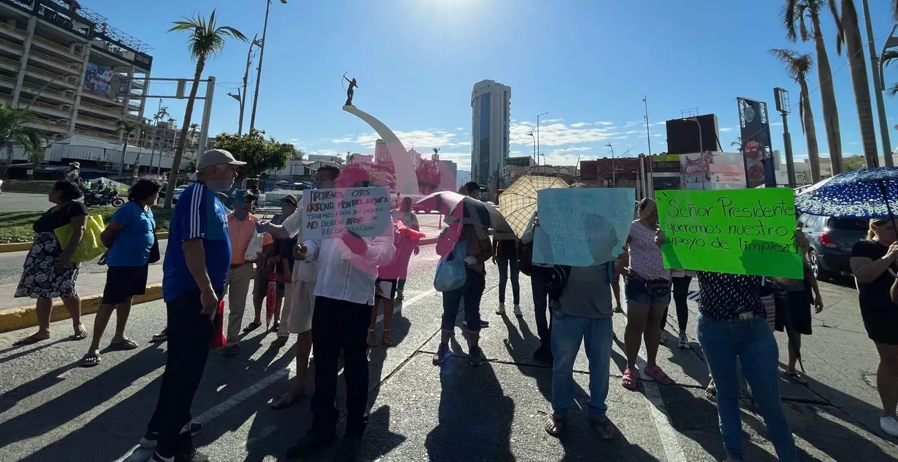 Cierran otro carril de la Costera para exigir apoyos del censo por Otis