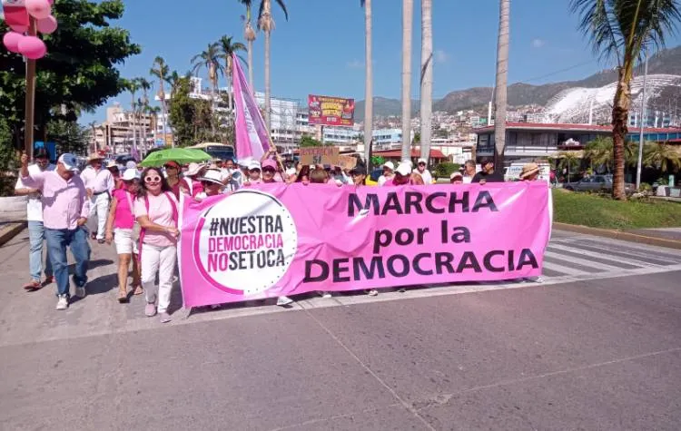 Marchan por la Costera de Acapulco en defensa de la democracia