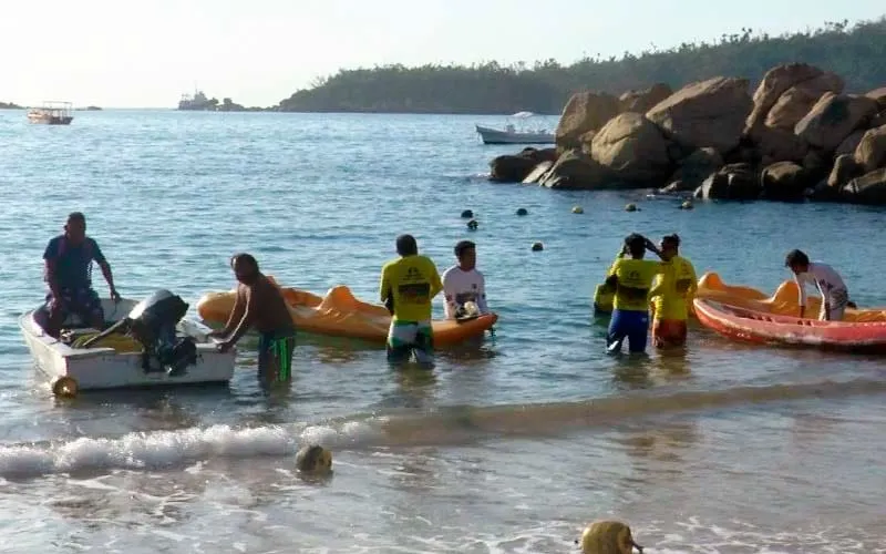Sacan restos de embarcaciones de las playas Caleta y Caletilla de Acapulco