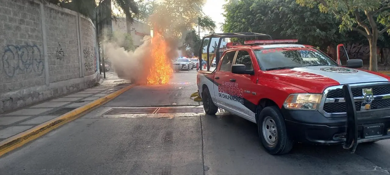 Se incendia una camioneta afuera de Ciudad Universitaria en Chilpancingo