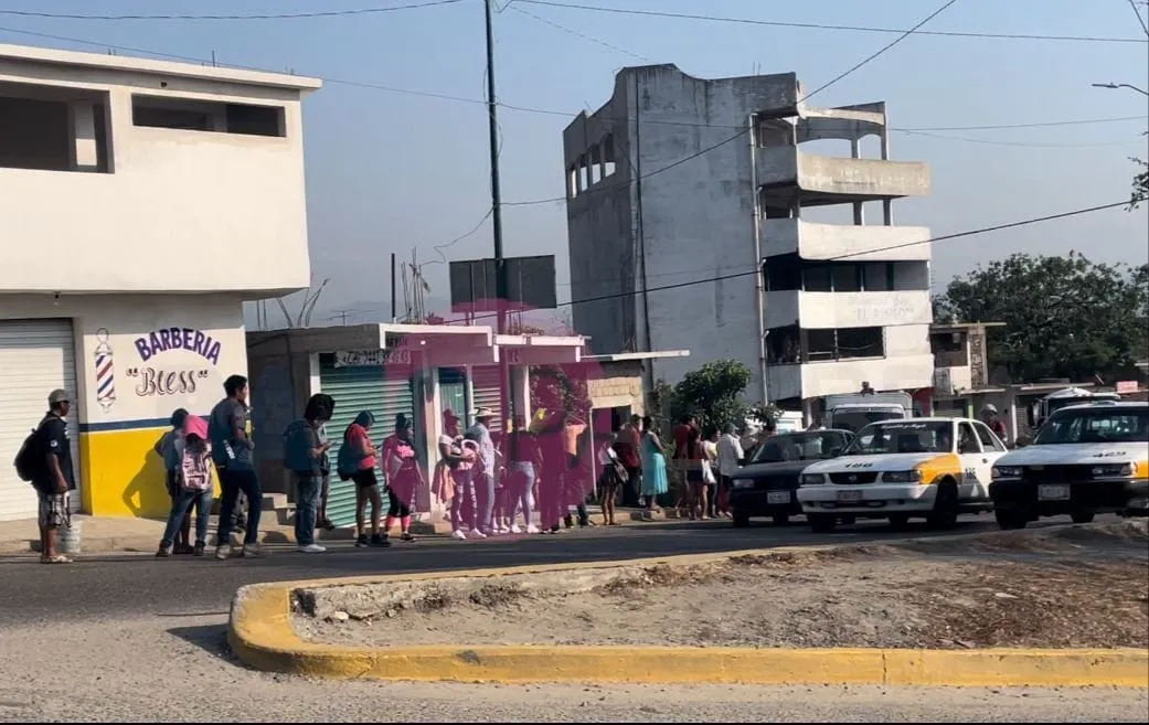 Frena parcialmente el transporte público en Acapulco, tras quema de un taxi y camión
