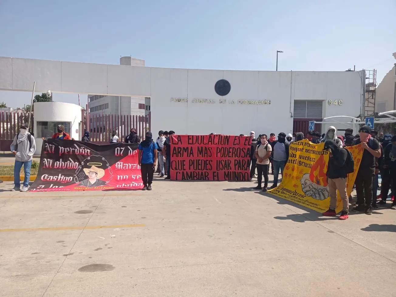 Protestan normalistas de Ayotzinapa en los juzgados de Diamante en Acapulco