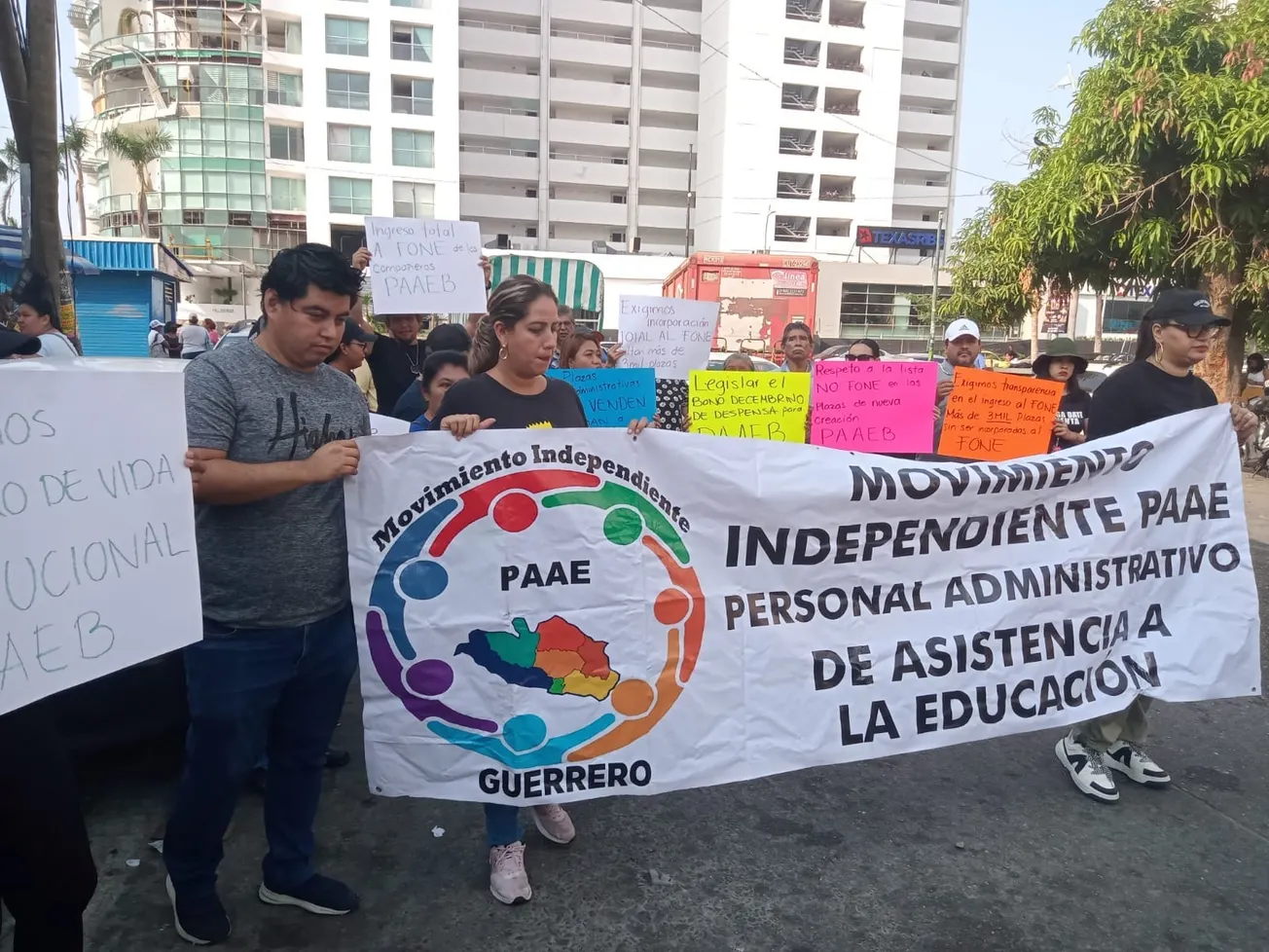 Protestan empleados del PAAE; exigen a la SEG incorporaciones al FONE