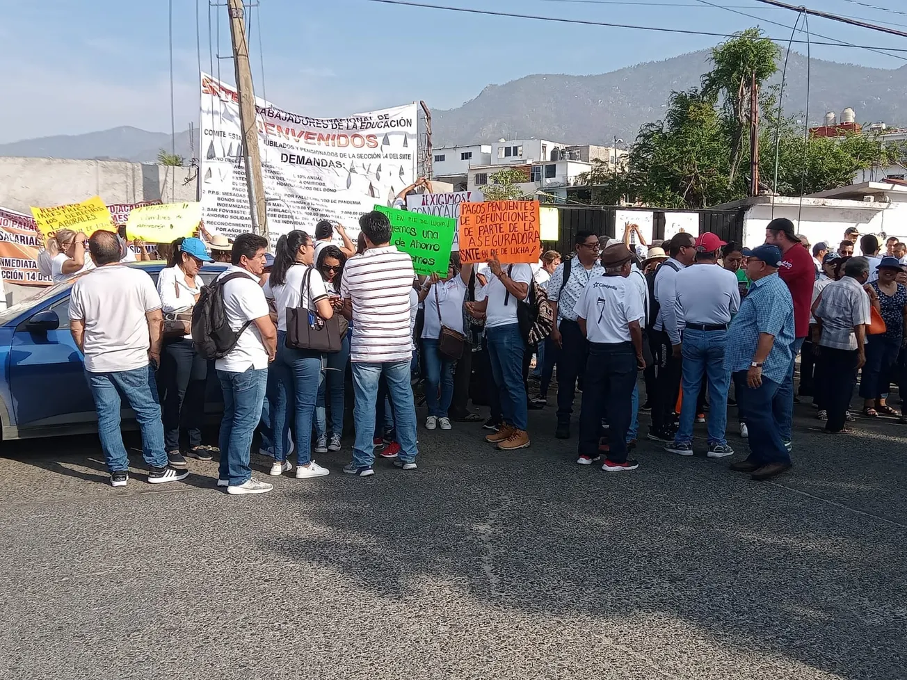 Maestros del SNTE se van a paro indefinido de labores en escuelas de Guerrero