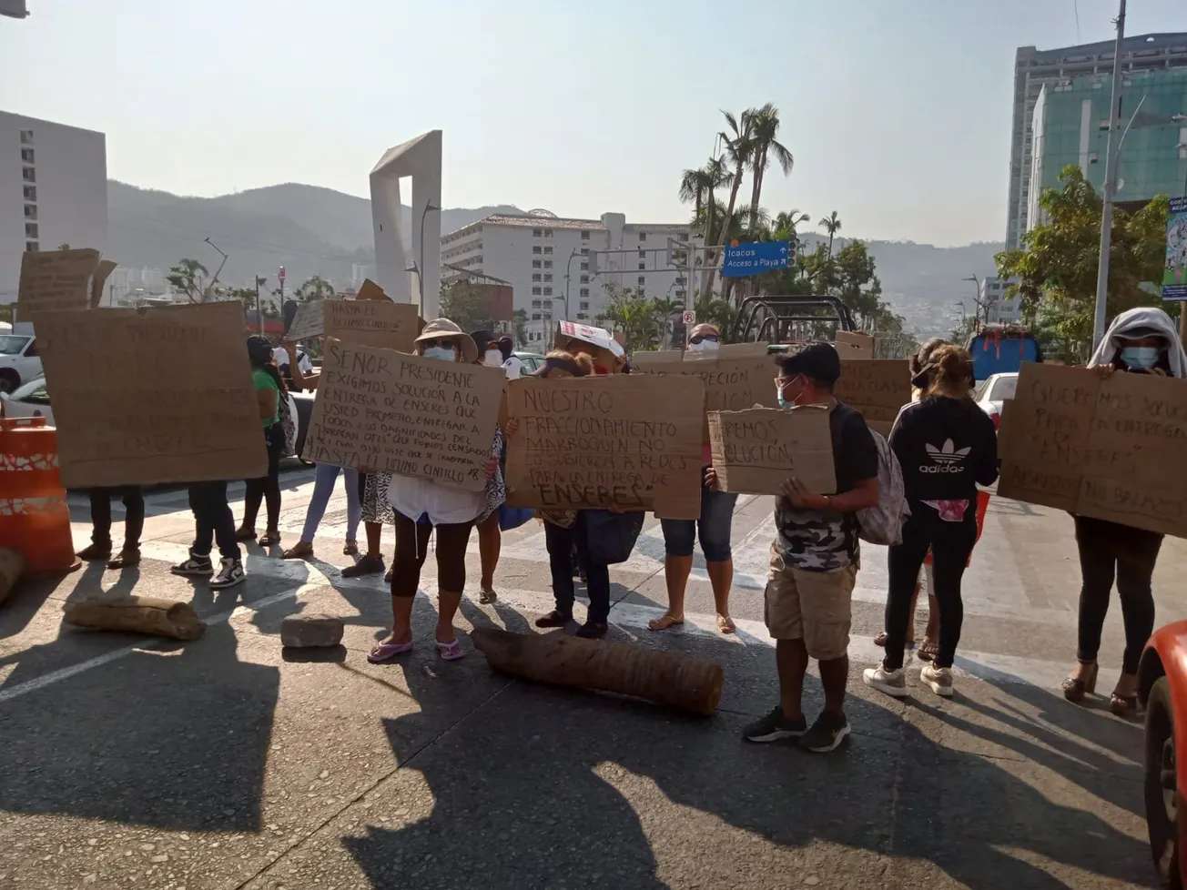 Bloquean la Costera de Acapulco para exigir entrega de enseres