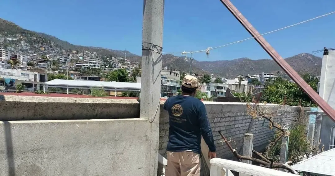 Protección Civil atiende reporte de daños en bardas y árboles caídos en Acapulco