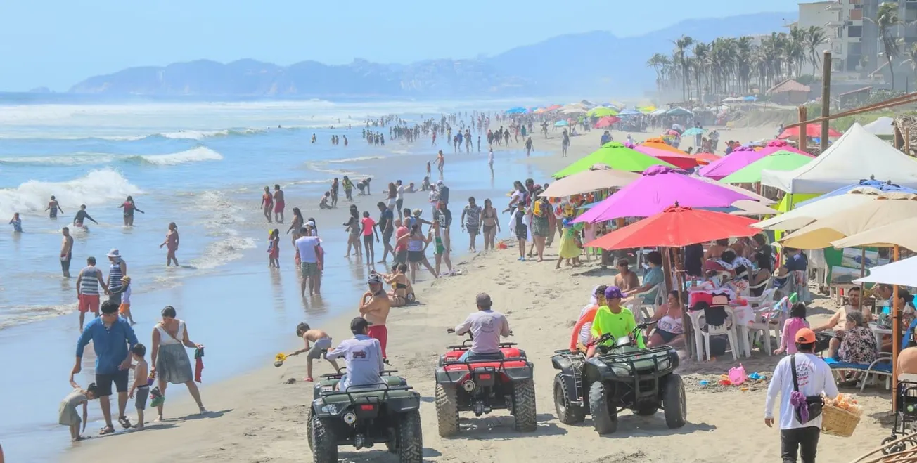 Restauranteros celebran la gran afluencia de visitantes en playas de la zona Diamante de Acapulco