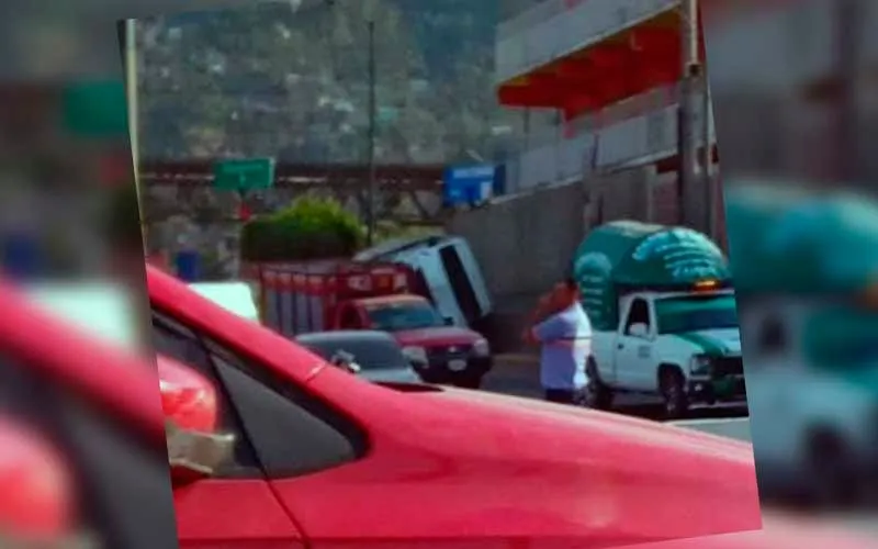 Urvan mata a motociclista en Acapulco; intenta huir y vuelca con pasajeros a bordo