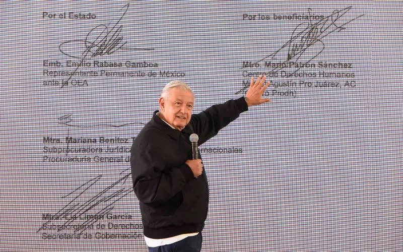 Pide AMLO a abogado de padres de los 43 no caer en provocación