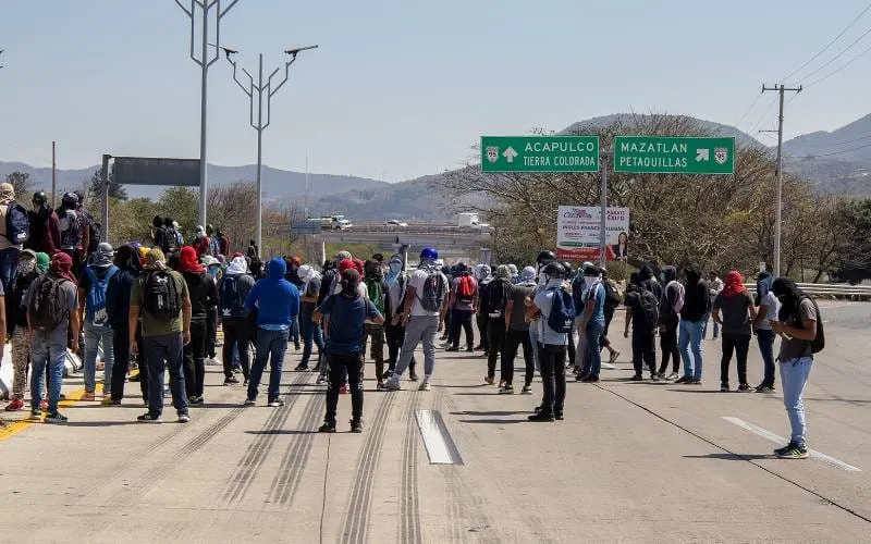 Bloquean normalistas de Ayotzinapa la Autopista del Sol por caso Kothan