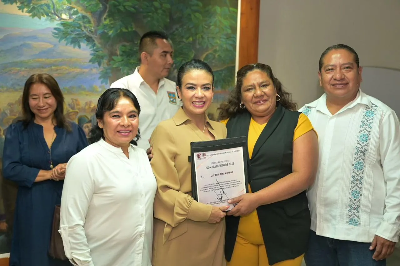 Da Norma Otilia 30 bases a trabajadores del Ayuntamiento capitalino