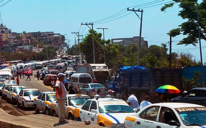 Transportistas bloquean carretera a Pie de la Cuesta por asesinato de chófer en Acapulco