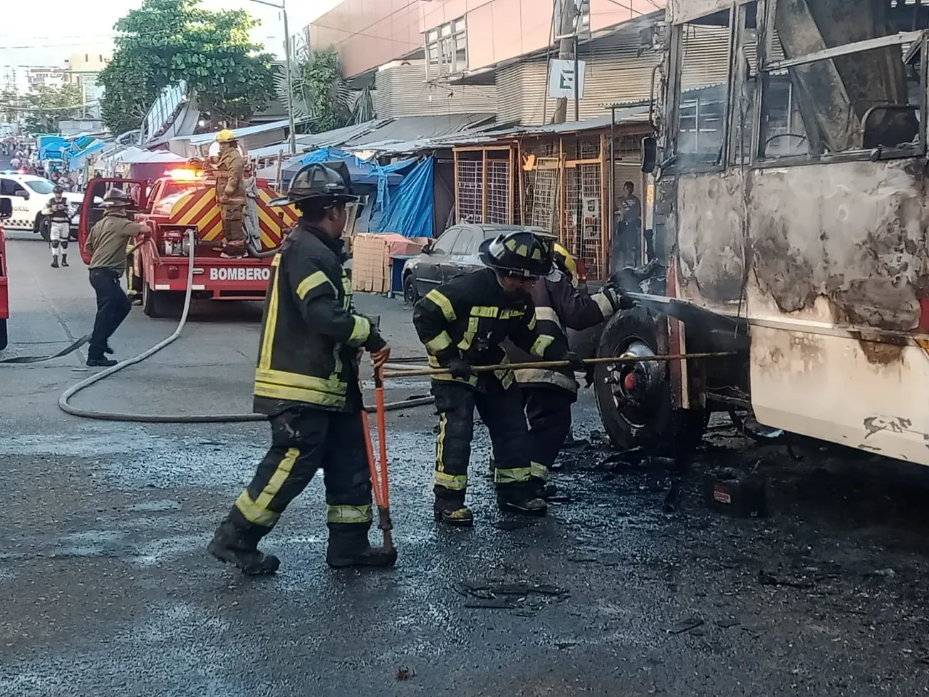 Bomberos de Acapulco sofocan incendio de un camión de transporte público