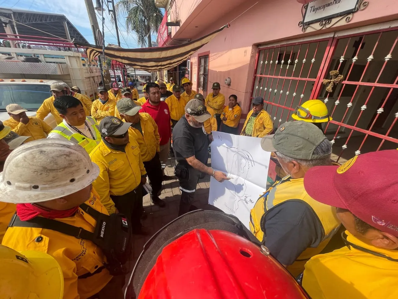 Refuerzan combate de incendio en pueblo mágico de Tlayacapan en Morelos