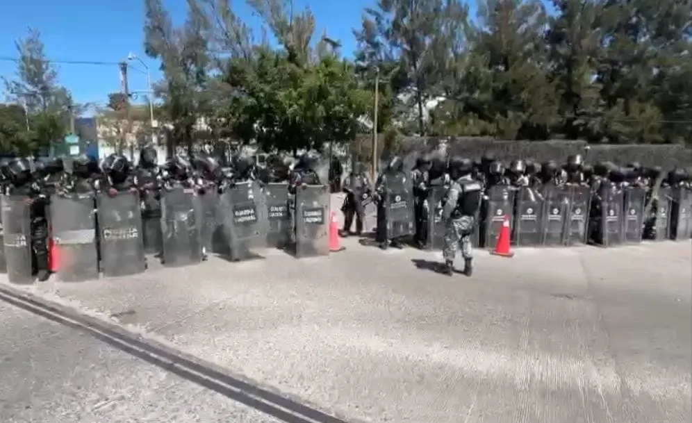 Blindan policías los edificios oficiales y negocios de Chilpancingo