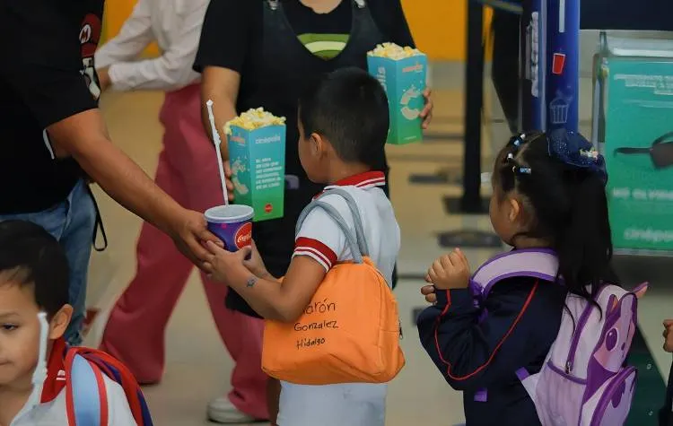 Ayuntamiento de Chilpancingo y Cinépolis llevan a 500 niños al cine