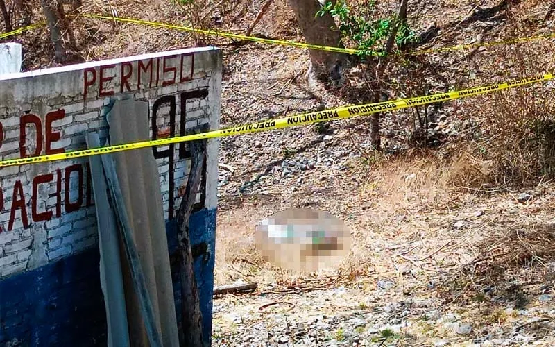Hallan el cuerpo de una mujer en un paraje de Petaquillas, en Chilpancingo