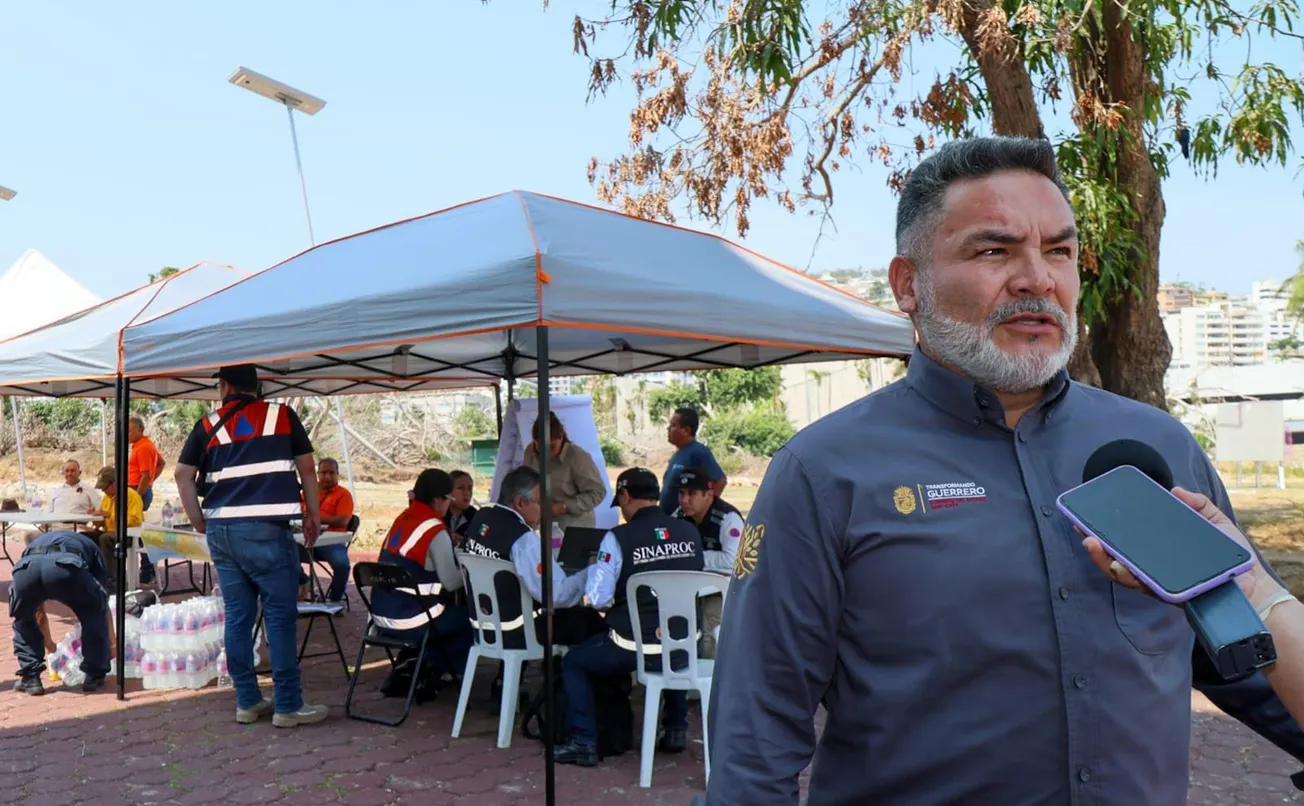 Redoblan esfuerzos para apagar incendios en Acapulco; hoy usarán helicópteros