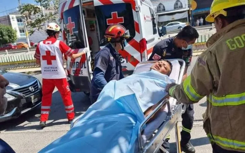 Deja 24 agentes heridos irrupción de Ayotzinapa en sede de la Fiscalía de Guerrero