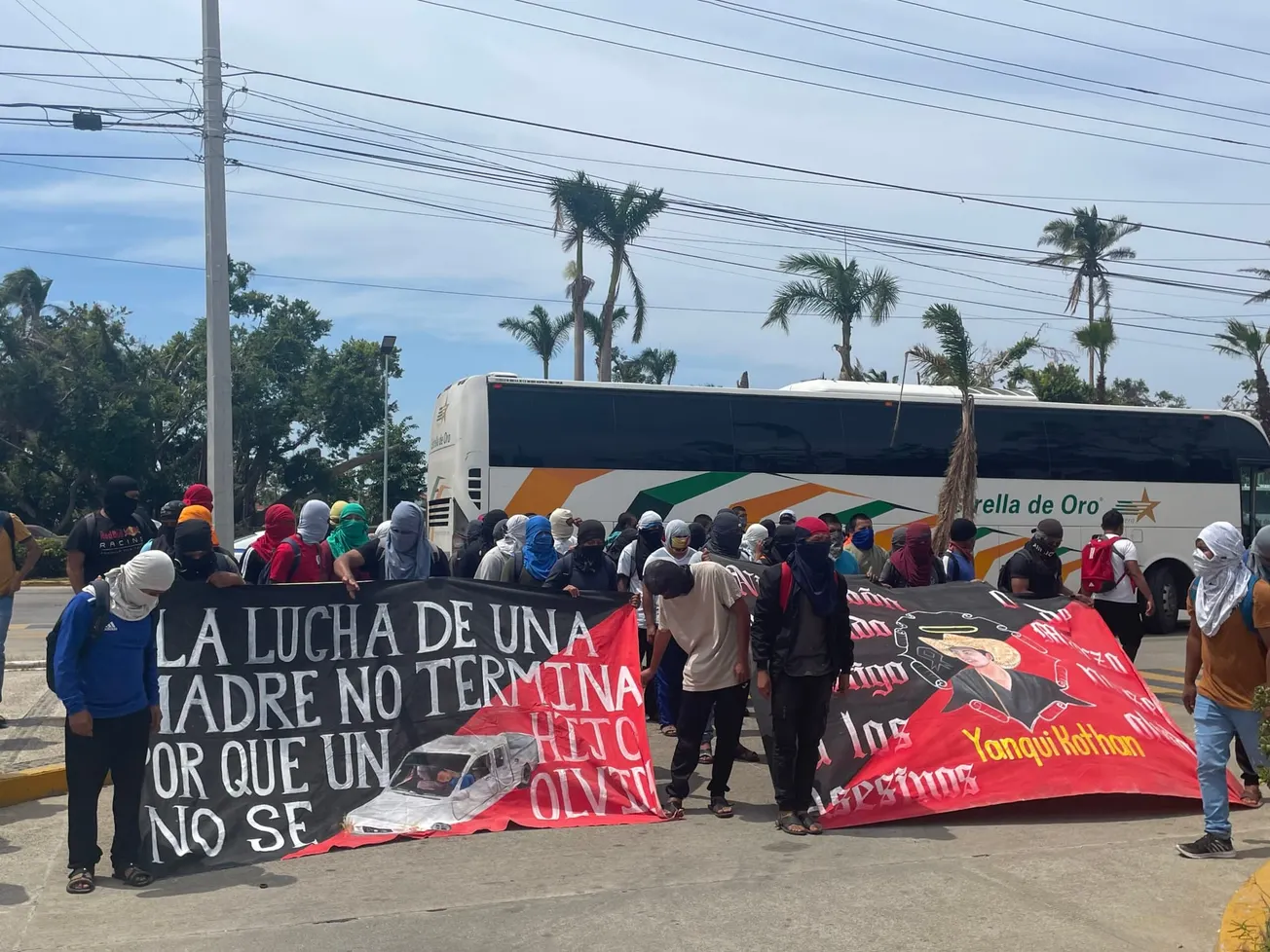 Llegan normalistas al PJF en Acapulco por segunda audiencia de policías estatales